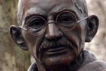Вместо Ленина - Ганди: харьковчане продолжают искать замену снесенному монументу на площади Свободы