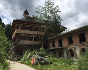 Башни, колыба и озера: заброшенная резиденция Ющенко в Карпатах (ФОТО)