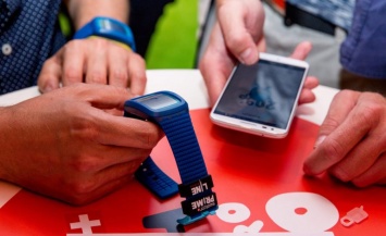 Швейцарская Swatch представила в России «умные» часы Touch Zero Two с годом автономной работы