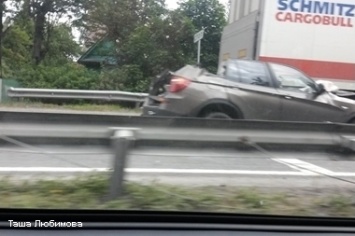 В Петербурге у BMW X5 снесло крышу в ДТП с фурой