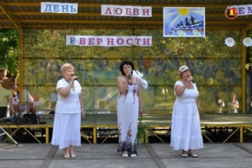 Жителей города поздравили с праздником семьи, любви и верности