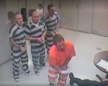 В США заключенные выломали дверь камеры, чтобы спасти охранника (ВИДЕО)