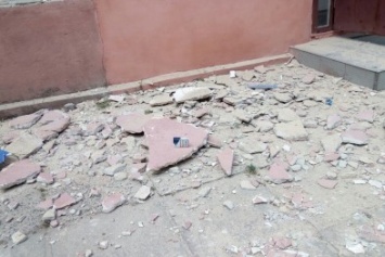 На одесской Пересыпи около школы отвалилась часть стены здания (ФОТО)