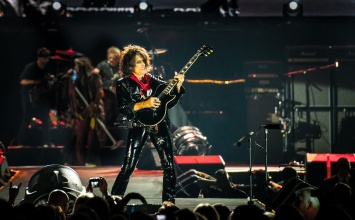 Гитарист групп Aerosmith и Hollywood Vampires Джо Перри потерял сознание во время концерта (Видео)