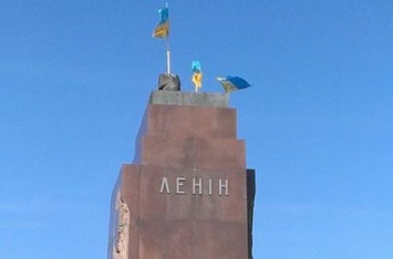 В Украине снесли уже больше тысячи памятников Ленину