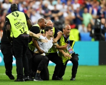 Фан-невидимка выбег на поле в финале Евро 2016 (ФОТО)