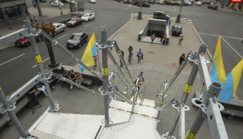 В Киеве напротив Бессарабки киевляне взбираются на место памятника Ленину