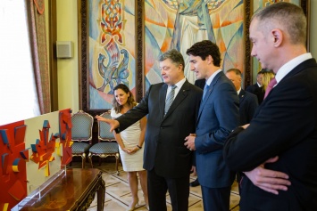 Трюдо в Киеве подарили флаг Канады в концепции украинского авангардизма