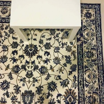 Фотозагадка с ковром и телефоном свела с ума интернет