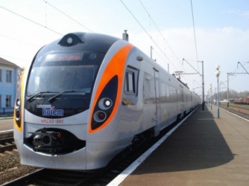 В "Укрзализныце" заявили, что поезд Интерсити Киев-Одесса остановился из-за сбоя бортового компьютера