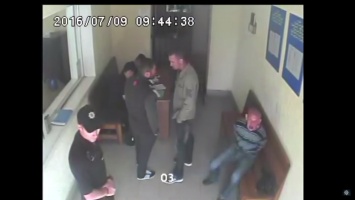 В Виннице нетрезвый мужчина разбил головой стекло в отделе полиции