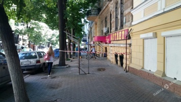 Очередной забор в центре Одессы перекрыл весь тротуар (фото)