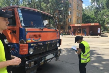 В Кривом Роге водитель бетономешалки нарушил ПДД возле отделения полиции (ФОТО)