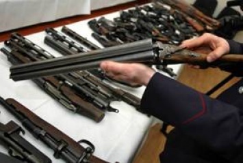 Трое жителей Николаевщины добровольно сдали оружие полицейским
