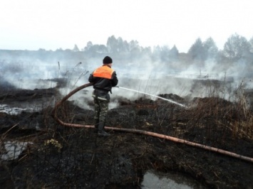Торфяной пожар продолжают тушить в Хмельницкой области