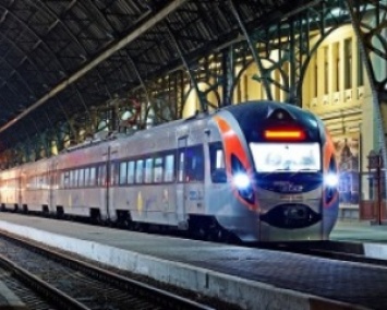 Поезд Киев-Одесса экстренно остановили из-за задымления: Выпрыгивали с детьми на руках (ФОТО)