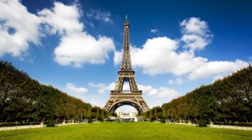 В Париже из-за массовых беспорядков фанатов закрыли Эйфелеву башню