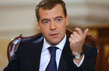 Медведев попросил россиян не верить в увеличение пенсий и зарплат в 5 раз
