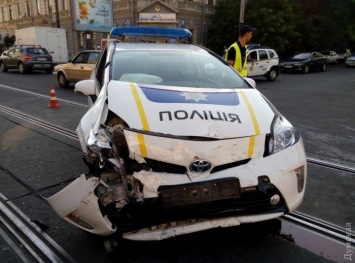 Тройное ДТП в центре Одессы: в полицейский «Приус» врезался внедорожник «Митсубиси» и перевернулся