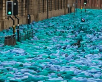3 тысячи голых и "синих" людей вышли на улицы Британии - ФОТО дня