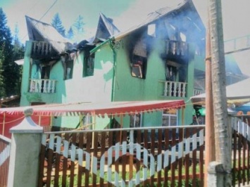 Жилой дом со встроенным кафе загорелся в Закарпатской области