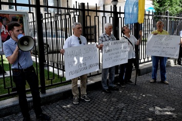 В Киеве пикетировали посольство Польши с призывами к полякам покаяться перед бандеровцами