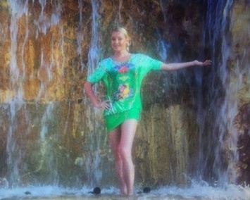 Анастасия Волочкова станцевала под водопадом