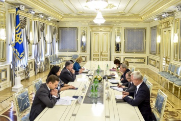 Порошенко обсудил с еврокомиссаром визовую либерализацию и вопрос безопасности на Донбассе