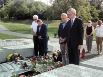 Представители украинской диаспоры возложили цветы к памятнику жертвам Волынской трагедии в Варшаве