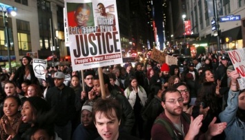 В США не утихают демонстрации против убийств полицейскими афроамериканцев