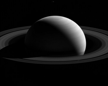 Тефия находится над полюсом Сатурна