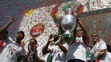 Португалия чествует футболистов-героев
