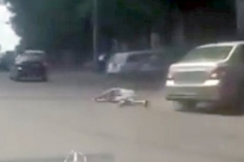 Жуткое видео: Водителя, который отбирал барсетку у воров, чуть не убили в Одессе (ВИДЕО)