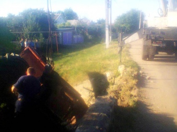 Под Одессой с моста упал комбайн, два человека погибли