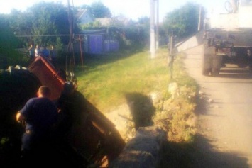 Страшная смерть: В одесской области под перевернувшимся комбайном погибли двое