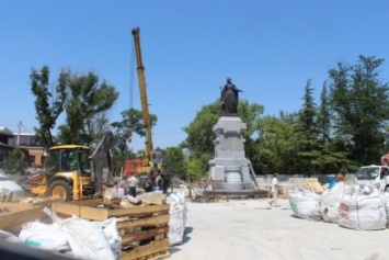 Рядом с памятником Екатерине II в Симферополе разместят кафе и детские площадки
