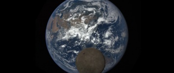 Луна во время съемки «влезла» между Землей и «космическим фотографом»