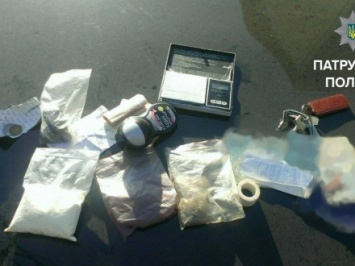 Автомобиль с наркотиками и оружием задержали в Запорожье