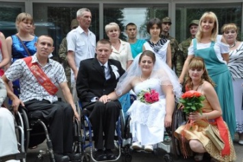 В Краматорске состоялась свадьба на инвалидных колясках