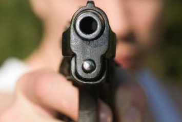 В Одессе двое подростков с пистолетом пытались отобрать телефон