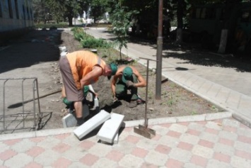 Тротуары Покровска (Красноармейска) продолжают приводить в порядок