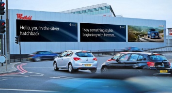 Renault научилась распознавать водителей своих автомобилей, чтобы показывать им свою рекламу на дорогах