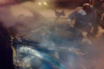 В Бердянске во дворе дома сожгли машину