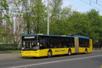 В Киеве троллейбус протащил за собой 77-летнюю пенсионерку