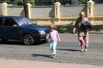 Самая старая мама в Украине черниговка Валентина Подвербная чуть было не попала с дочерью под машину, переходя улицу в неустановленном месте