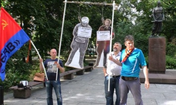 В Москве "повесили" Бандеру и развернули фото погибших участников АТО