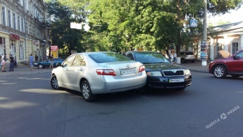 Две иномарки не поделили пустую дорогу в центре Одессы (фото)