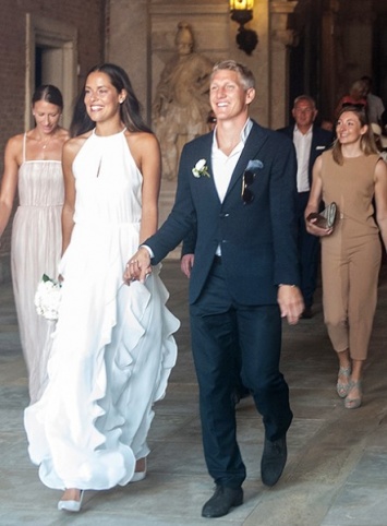 Футболист Бастиан Швайнштайгер и теннисистка Анна Иванович поженились