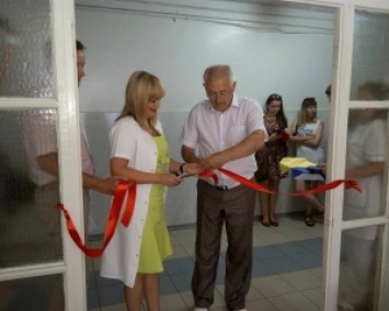 Черновицкий губернатор торжественно открыл... лифт (ФОТО)