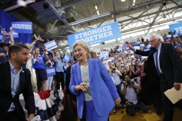 Сандерс официально поддержал Клинтон на президентских выборах